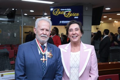 Presidente do TRE-TO, desembargador João Rigo Guimarães, recebe honraria.