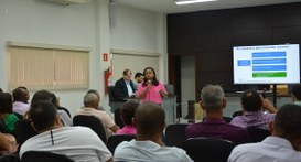 Servidora falando no evento Transparência em Foco em Arraias