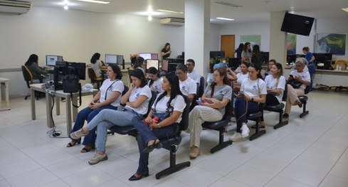 Bastidores da democracia: antes de eleitores irem às urnas, equipes trabalham para deixar tudo p...