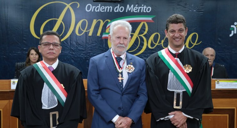 Foto do presidente do TRE-TO, desembargador João Rigo Guimarães durante homenagem em Brasília.