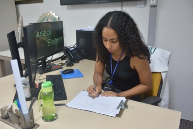 Maria Eduarda Milhomem Lustosa, estagiária da Seção de Engenharia, Arquitetura, Projetos e Obras...