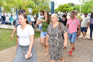 Muitas eleitoras e eleitores chegaram bem cedo, antes da abertura dos portões do local de votação