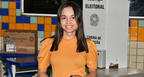 Muitas eleitoras e eleitores chegaram bem cedo, antes da abertura dos portões do local de votação