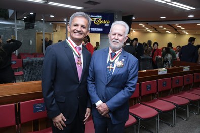 Presidente do TRE-TO, desembargador João Rigo Guimarães, recebe honraria.