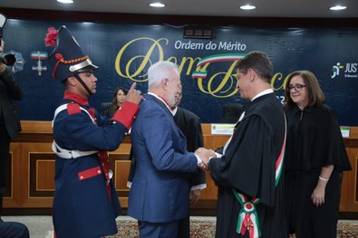 Presidente do TRE-TO, desembargador João Rigo Guimarães, recebe honraria.