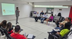 Foto do juiz ministrando palestra