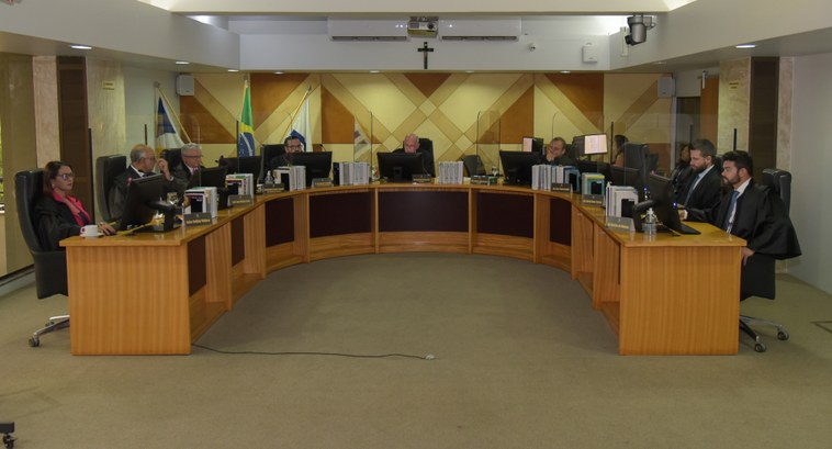 imagem colorida de pleno do tribunal com juizes sentados à mesa